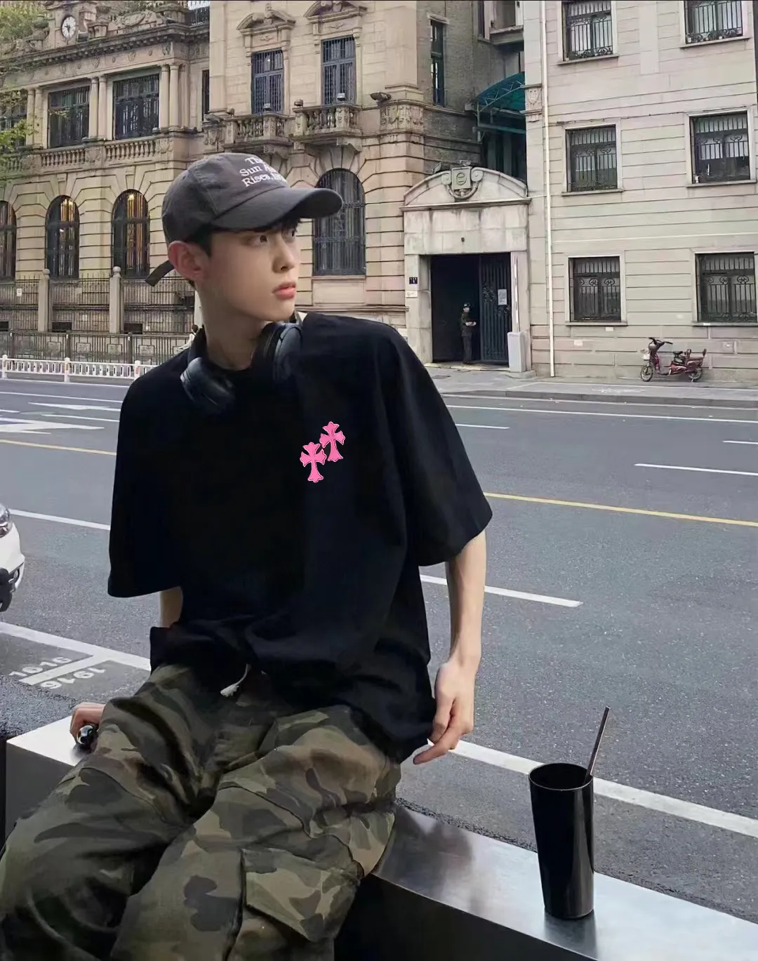 P170 Chrome Hearts CH Cross 26SS New product is hot at the same time💥 Early spring classic style Colorful double cross on the chest 🪡 Embroidery Large logo cross on the back Horseshoe and leather willow ding Sanskrit ✝️🪡 Embroidery Round neck short-sleeved T-shirt, a popular style, a style that both men and women like, the same style for men and women, 100% chance of turning heads when you wear it when you go out! It’s all about being handsome. The designer’s classic sense is precisely grasped. The whole piece of clothing is heavy. Industrial washing process. Ready-made garments are dyed + sprayed for a horse effect. The double-wash process is very recognizable. It uses heavy washing to make it distressed. The edges of the patch are slightly rolled and naturally distressed. It has a three-dimensional sense of layering and a little damage. It is very visually lethal. It adheres to Kroxin's consistent rough style. The chest and back are large, and the horseshoe flower printed patch pattern is embroidered and decorated. It is also decorated with silver metal engraved distressed buttons. The classic elements full of brand recognition instantly enhance the overall sense of grade and specification. Its texture is quite high-end! The overall feeling is high-end, simple and elegant, with silver hardware accessories, a full set of customized accessories, and the pattern of the entire dress is all decorated with patchwork three-dimensional embroidery technology, which is the finishing touch of the entire dress. The design on the back is even more eye-catching! ! This full back is so cool, it’s full of design, and the overall upper body style highlights fashion and individuality. Wearing it together as a couple is even more popular on the street. I recommend the early autumn sweatshirt! ! The fabric is a unique 320g 100% cotton, which is skin-friendly, breathable, warm to the touch, has a strong texture, and has smooth lines. It can be called a back killer, which has very strict requirements on craftsmanship and cost. The smooth neckline, flat cuffs and hems, the stitches are large and tight, tight and orderly, and the details are perfect. The consistent OS version can be worn alone or layered. It is very casual, but very iconic! It is simply the flagship of high-end trendy brands and must be included in your wardrobe. It has the American fashion spirit of freedom and individuality, and is highly recognizable and stylized! Color: Black White Size: S-XL Size chart: S: Shoulder width 50-Bust 56-Length 70 M: Shoulder width 52-Bust 57-Length 72 L: Shoulder width 54-Bust 59-Length 74 XL: Shoulder width 56-Bust 62-Length 76